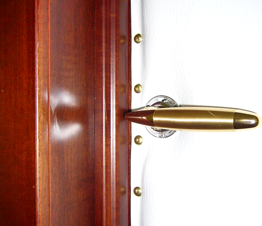 Les portes en bois sont le plus facilement recouvertes de dermantin Il est plus facile de rembourrer les portes en bois avec du dermantin