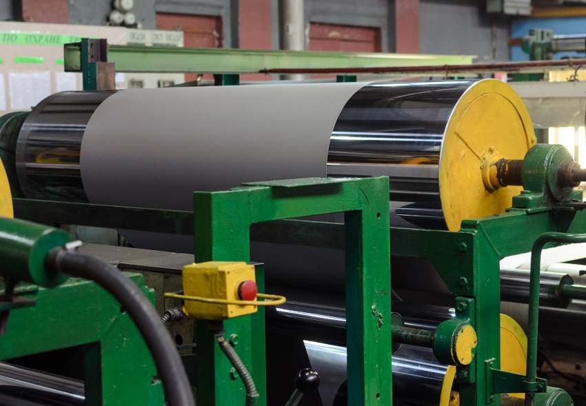 La technologie de fabrication Dermantine comprend la préparation de la base, l'imprégnation du tissu et le gaufrage La technologie de fabrication Dermantine comprend la préparation de la base, l'imprégnation du tissu et le gaufrage