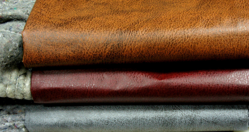 Le kit pour la garniture de porte comprend du similicuir, de l'isolation, des joints en caoutchouc et des clous décoratifs Le kit pour la garniture de porte comprend du similicuir, de l'isolation, des joints en caoutchouc et des clous décoratifs