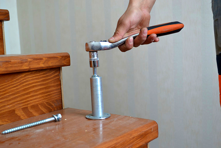 ติดลูกกรงเข้ากับขั้นตอนโดยใช้จุดยึดหรือหน้าแปลนโดยใช้สกรูเกลียวปล่อยหลายตัว ติดลูกกรงเข้ากับขั้นตอนโดยใช้จุดยึดหรือหน้าแปลนโดยใช้สกรูเกลียวปล่อยหลายตัว