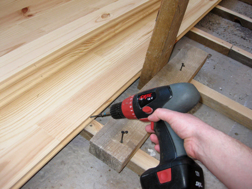 Hvis installationen af gulvbrættet udføres uafhængigt, skal du først studere teknologien og funktionerne i denne proces Hvis installationen af gulvbrættet udføres uafhængigt, skal du først studere teknologien og funktionerne i denne proces