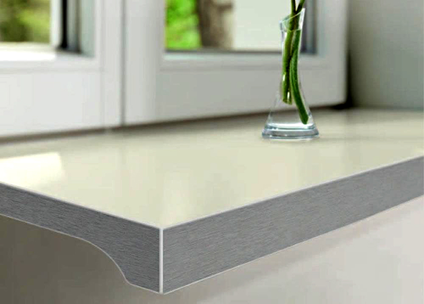 Først og fremmest vælges vindueskarmens størrelse under hensyntagen til vinduets parametre Først og fremmest vælges vindueskarmens størrelse under hensyntagen til vinduets parametre