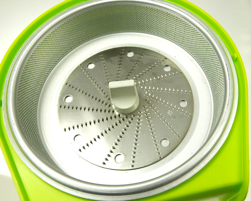 A Zhuravinka facsaró szitájának alján egy tárcsareszelő található, amely a gyümölcsöket péppé őrli. A Zhuravinka facsaró szitájának alján egy tárcsareszelő található, amely a gyümölcsöket péppé őrli.