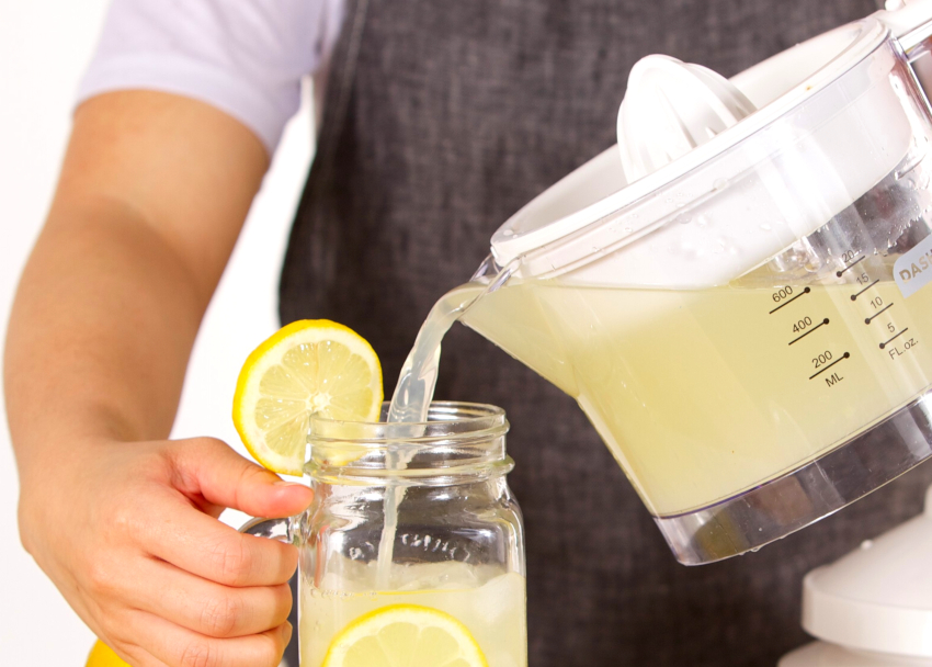 Ang isang aparato tulad ng isang juicer ay nagbibigay-daan sa iyo upang yumaman ang juice sa bitamina C mula sa mga prutas na sitrus. Ang isang aparato tulad ng isang juicer ay nagbibigay-daan sa iyo upang yumaman ang juice sa bitamina C mula sa mga prutas na sitrus.