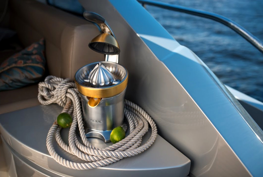 Sa tulong ng isang juicer, maaari mong ibigay sa buong pamilya ang sariwang kinatas na juice hindi lamang sa bahay, kundi pati na rin habang naglalakbay Sa tulong ng isang juicer, maaari mong ibigay sa buong pamilya ang sariwang kinatas na juice hindi lamang sa bahay, kundi pati na rin habang naglalakbay