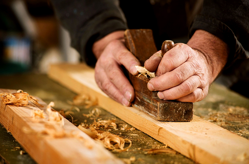 Tredeler til bordplaten må behandles med et plan Tredeler til bordplaten må behandles med et plan