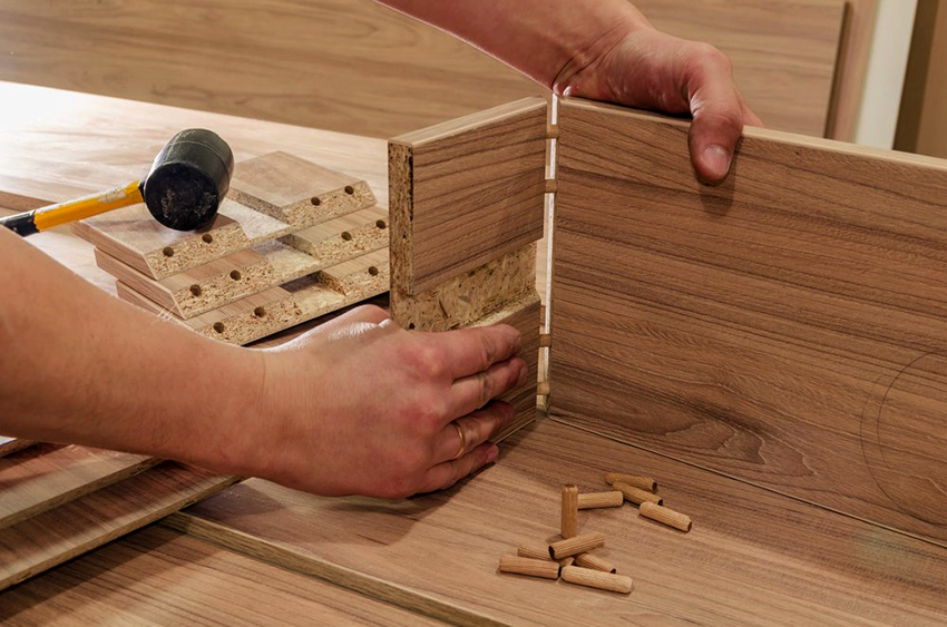 For å koble til deler, kan du bruke sporkant- eller sporfeste-teknologi For å koble til deler, kan du bruke sporkant- eller sporfeste-teknologi