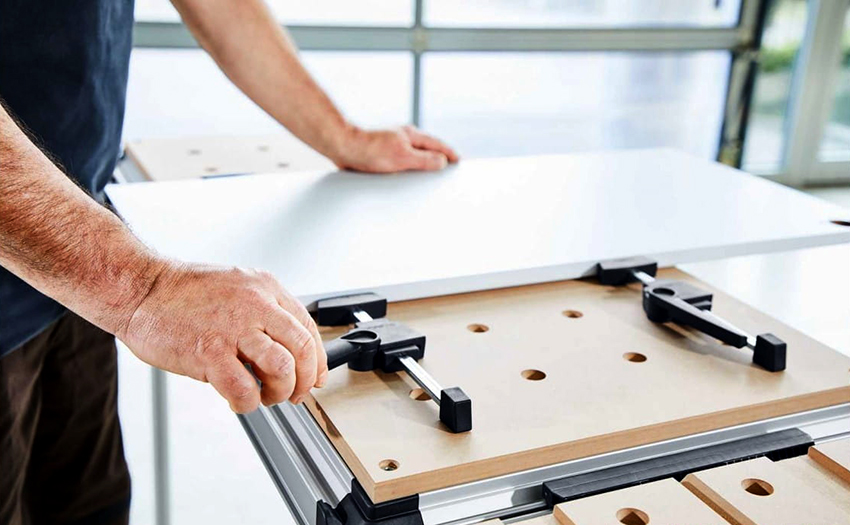 Thông thường mặt bàn của bàn làm việc được làm bằng gỗ. Thông thường mặt bàn của bàn làm việc được làm bằng gỗ.