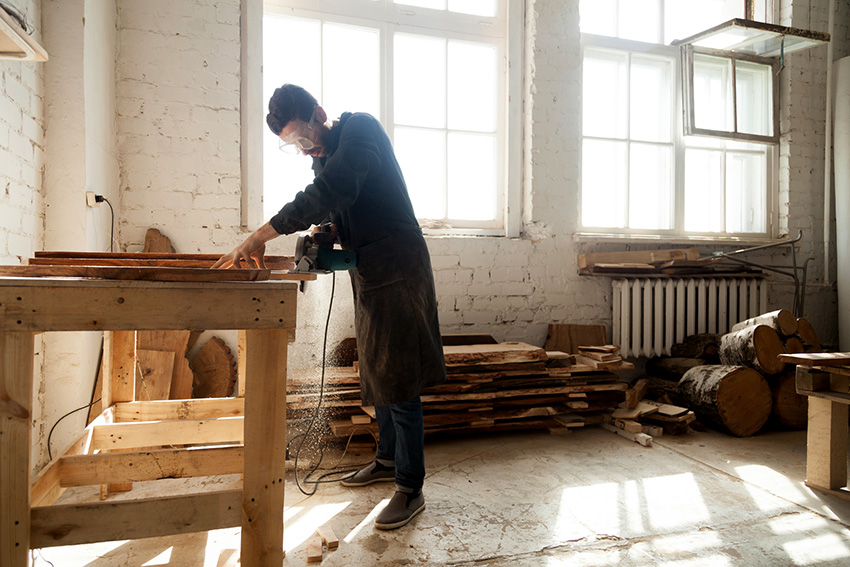 Khung của bàn làm việc được làm bằng gỗ, ít thường bằng kim loại Khung của bàn làm việc được làm bằng gỗ, ít thường bằng kim loại