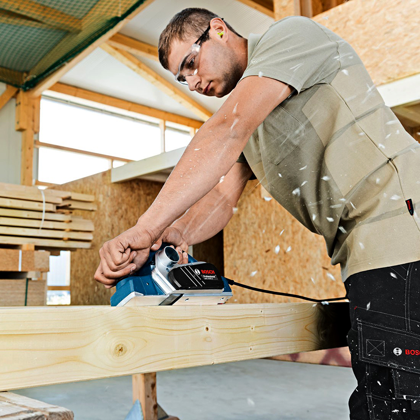 Ở công đoạn cuối cùng, sản phẩm được chà nhám Ở công đoạn cuối cùng, sản phẩm được chà nhám