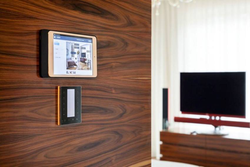 Installerede bevægelsessensorer tænder kun lyset på steder, hvor personen er Installerede bevægelsessensorer tænder kun lyset på steder, hvor personen er