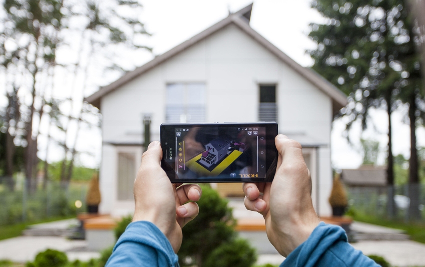 Et hus udstyret med et system er under videoovervågning af dets ejere, der kan være hundreder af kilometer væk Et hus udstyret med et system er under videoovervågning af dets ejere, der kan være hundreder af kilometer væk