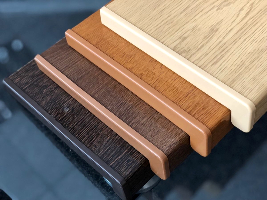 Le seuil en plastique peut être mat, stratifié et brillant Le seuil en plastique peut être mat, stratifié et brillant