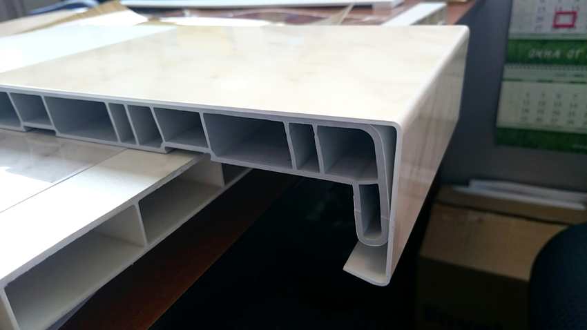 Une excellente façon de mettre à jour un rebord de fenêtre en plastique est la restauration avec une doublure en PVC Une excellente façon de mettre à jour un rebord de fenêtre en plastique est la restauration avec une doublure en PVC