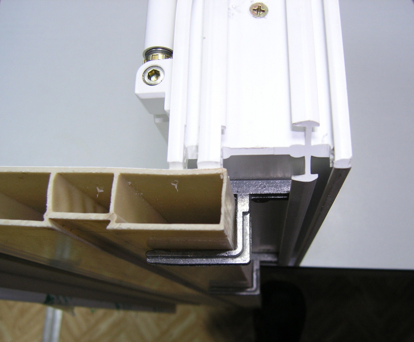 Pour effectuer l'installation du rebord de la fenêtre et des pentes, vous devrez acheter des éléments de connexion et de fixation Pour effectuer l'installation du rebord de la fenêtre et des pentes, vous devrez acheter des éléments de connexion et de fixation