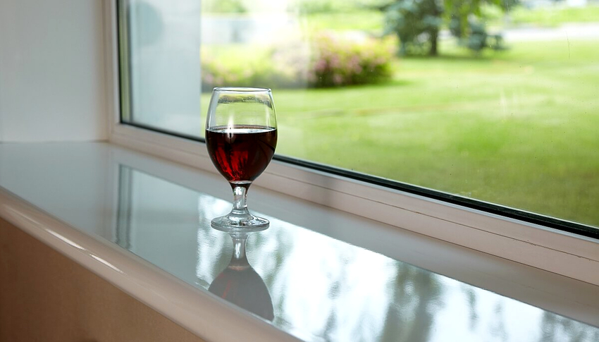 Les appuis de fenêtre en plastique résistent à l'humidité, à la lumière du soleil et aux températures extrêmes Les appuis de fenêtre en plastique résistent à l'humidité, à la lumière du soleil et aux températures extrêmes