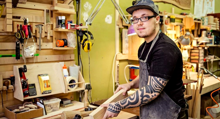 Bàn làm việc trong nhà để xe là một chiếc bàn đa chức năng được sử dụng cho các công việc gia công, lắp ráp, thợ khóa và cơ điện Bàn làm việc nhà để xe tự làm: lựa chọn giữa gỗ và kim loại