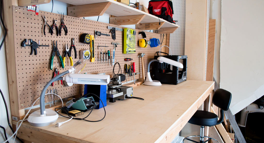 Các thiết kế bàn làm việc có thể khác nhau, nhưng có một bộ tiêu chuẩn các yếu tố cần thiết Các thiết kế bàn làm việc có thể khác nhau, nhưng có một bộ tiêu chuẩn các yếu tố cần thiết