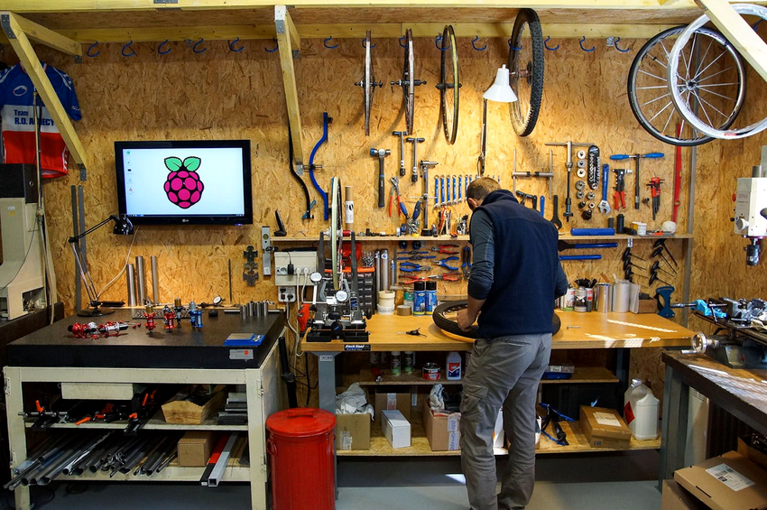 Trung bình, chiều dài của bàn làm việc trong nhà để xe nên khoảng 1,5-2 m Trung bình, chiều dài của bàn làm việc trong nhà để xe nên khoảng 1,5-2 m