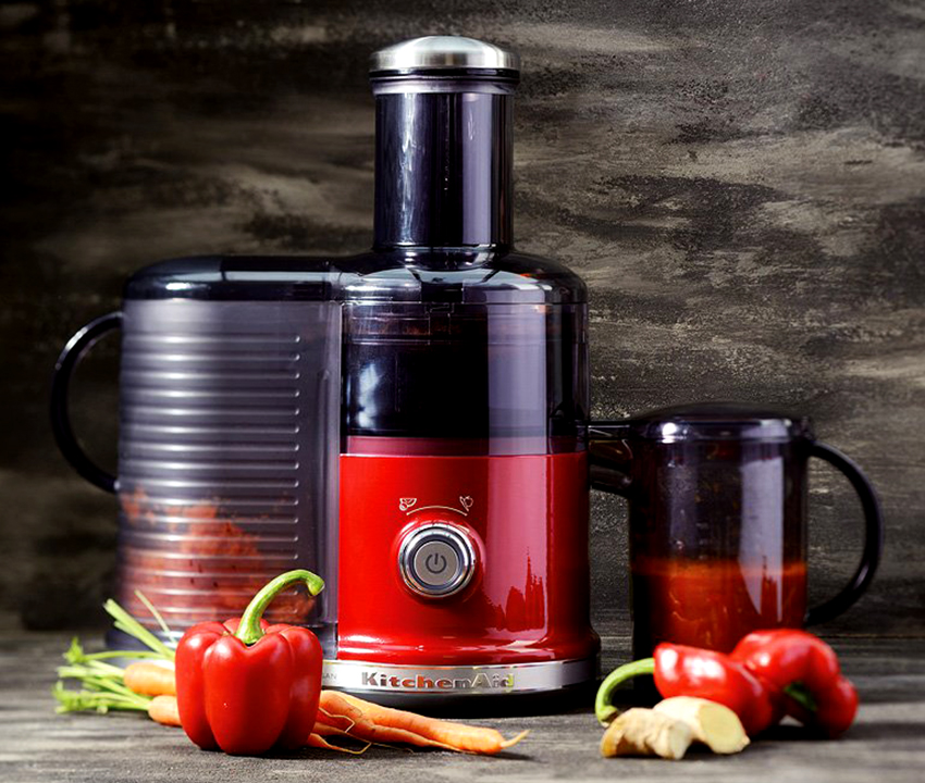 KіtchenAid 5KVJ0333 -juorimehu on valmistettu punaisesta, se näyttää kirkkaalta ja vaikuttavalta KіtchenAid 5KVJ0333 -juorimehu on valmistettu punaisesta, se näyttää kirkkaalta ja vaikuttavalta