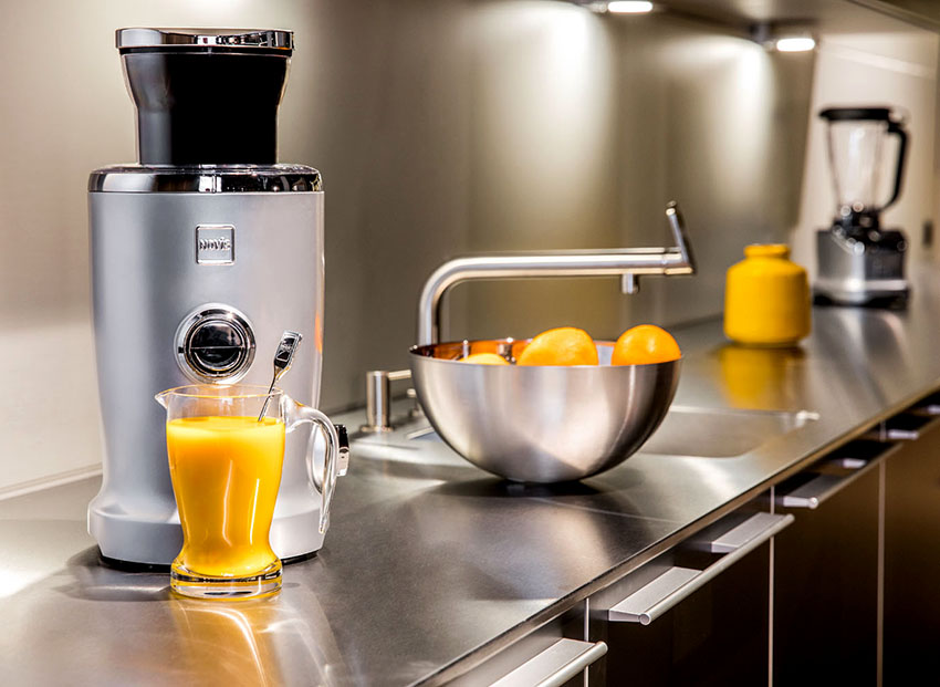 Keskipakoiset mehupuristimet pystyvät käsittelemään suuria määriä hedelmiä nopeasti ja helposti Keskipakoiset mehupuristimet pystyvät käsittelemään suuria määriä hedelmiä nopeasti ja helposti