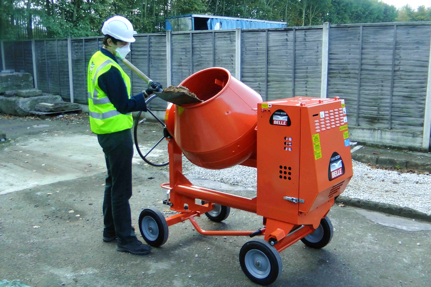 Betongblandere er klassifisert i henhold til prinsippet om drift, type drivverk og tankkapasitet Betongblandere er klassifisert i henhold til prinsippet om drift, type drivverk og tankkapasitet