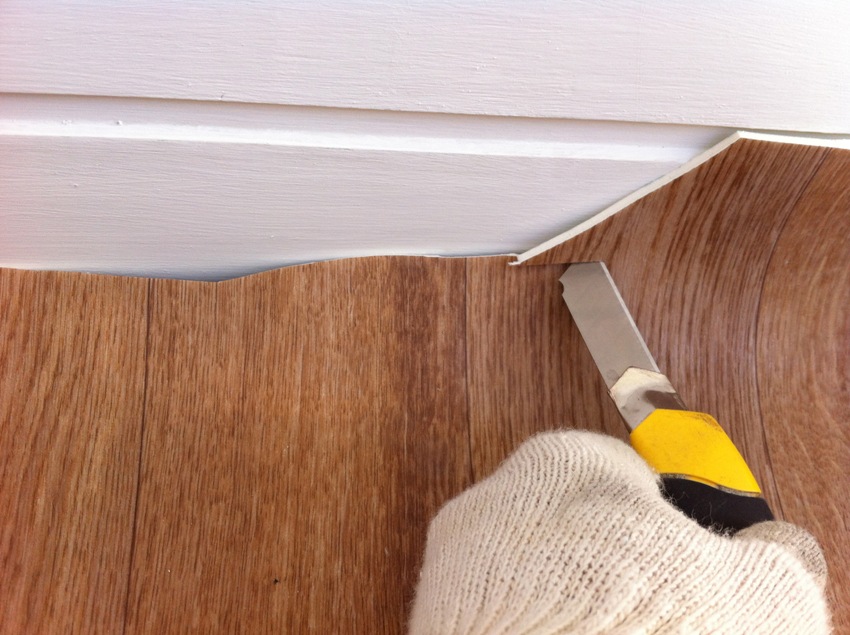 Du kan bruke en konstruksjonskniv, en linoleumkniv og en gulvkutter for å kutte linoleum Du kan bruke en konstruksjonskniv, en linoleumkniv og en gulvkutter for å kutte linoleum