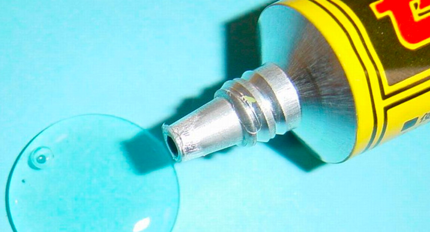 For liming av gammelt linoleum er det bedre å ta en sammensetning med tyktflytende konsistens For liming av gammelt linoleum er det bedre å ta en sammensetning med tyktflytende konsistens