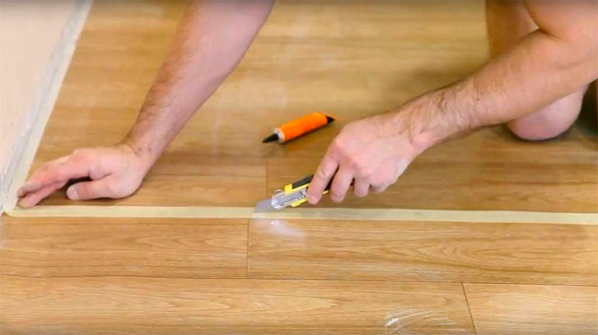 For å feste arkene ordentlig før lodding, må du bruke klebebånd For å feste arkene ordentlig før lodding, må du bruke klebebånd