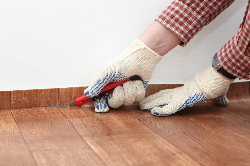 En konstruksjonskniv for linoleum ser ut som en geistlig En konstruksjonskniv for linoleum ser ut som en geistlig