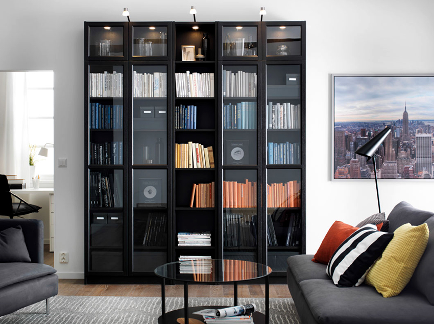 Skyvegarderober for bøker ser stilige og enkle å bruke Skyvegarderober for bøker ser stilige og enkle å bruke