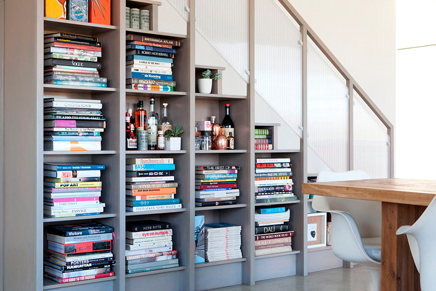 Plassen under trappene er et flott alternativ for å plassere en bokhylle Plassen under trappene er et flott alternativ for å plassere en bokhylle