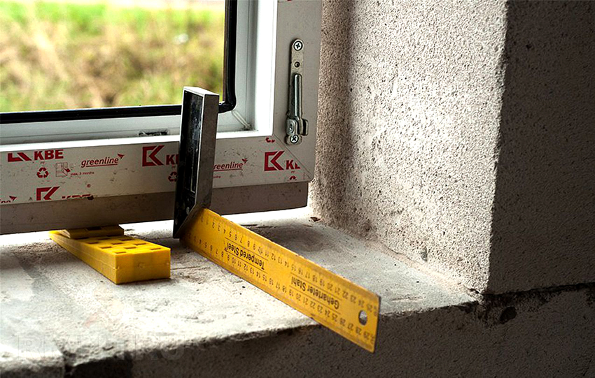 Kapag nag-install ng mga bintana, imposibleng gawin nang hindi tumataas ang mga wedge Kapag nag-install ng mga bintana, imposibleng gawin nang hindi tumataas ang mga wedge