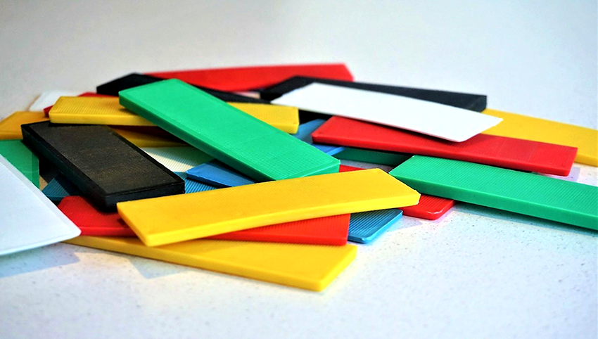 Ginagamit ang mga wedges upang mai-install hindi lamang ang mga bintana, kundi pati na rin ang mga window sills. Ginagamit ang mga wedges upang mai-install hindi lamang ang mga bintana, kundi pati na rin ang mga window sills.