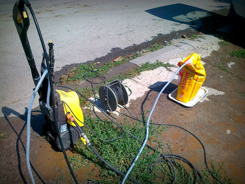 Una dintre opțiunile pentru sablarea de casă este un dispozitiv realizat pe baza unei mașini de spălat de înaltă presiune Una dintre opțiunile pentru sablarea de casă este un dispozitiv realizat pe baza unei mașini de spălat de înaltă presiune