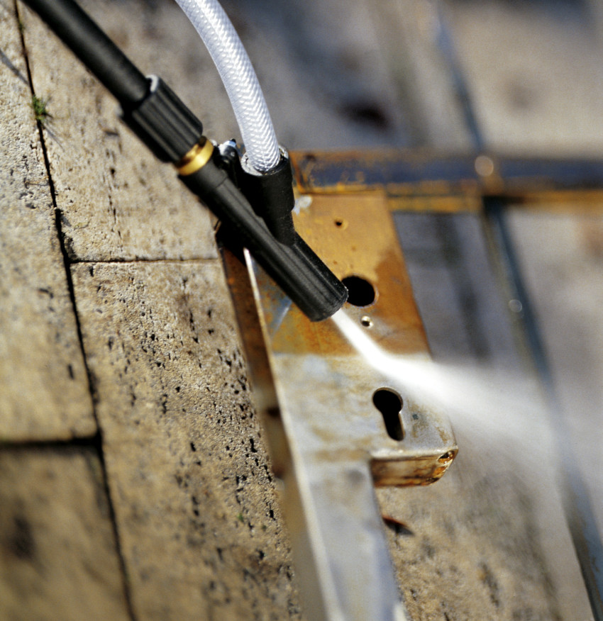 Cu ajutorul unei sablări din Karchera, este posibilă nu numai curățarea suprafețelor, ci și sticla mată Cu ajutorul unei sablări din Karchera, este posibilă nu numai curățarea suprafețelor, ci și sticla mată