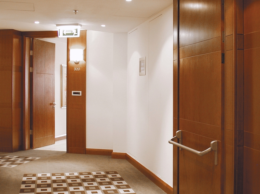 Ușile sunt echipate cu un mâner special antipanică Ușile sunt echipate cu un mâner special antipanică