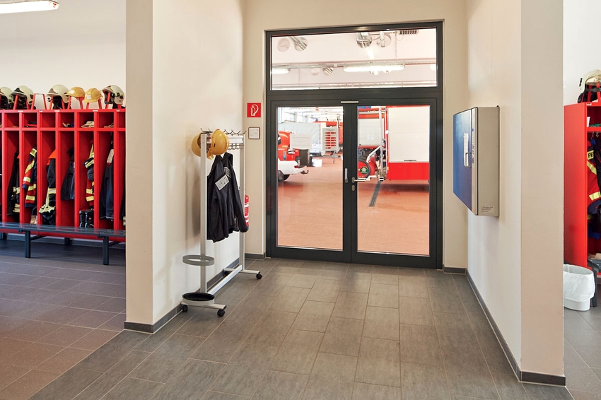 Ușile antifoc pot fi din metal, sticlă și chiar lemn Ușile antifoc pot fi din metal, sticlă și chiar lemn