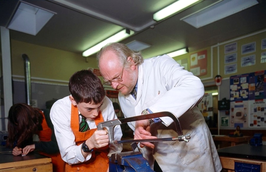 Upang mabawasan ang posibilidad ng pagbasag ng talim, ang workpiece ay dapat na maayos sa isang bisyo Upang mabawasan ang posibilidad ng pagbasag ng talim, ang workpiece ay dapat na maayos sa isang bisyo