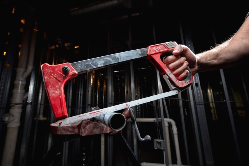 Kapag pumipili ng isang hacksaw, kailangan mong dalhin ito sa iyong kamay, ang palad ay dapat na mahigpit na magkasya sa hawakan ng tool Kapag pumipili ng isang hacksaw, kailangan mong dalhin ito sa iyong kamay, ang palad ay dapat na mahigpit na magkasya sa hawakan ng tool