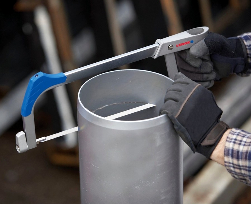 Inaayos ng swivel miter box ang anggulo ng paggupit mula 15 hanggang 135 degree Inaayos ng swivel miter box ang anggulo ng paggupit mula 15 hanggang 135 degree