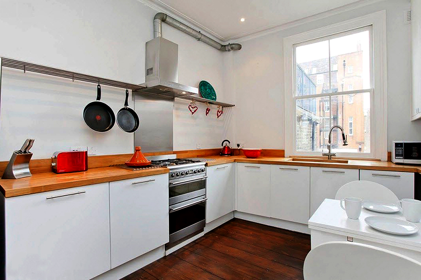 De regulă, conducta de eșapament nu este suficientă, prin urmare este instalată suplimentar o hota de extracție cu o conductă de aer De regulă, conducta de eșapament nu este suficientă, de aceea este instalată suplimentar o hota de evacuare cu o conductă de aer