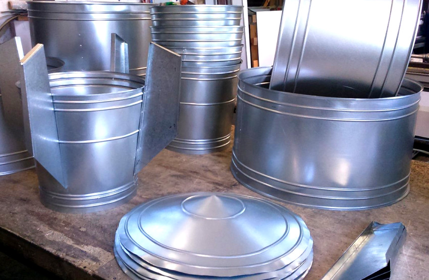 לאחר גזירת החלקים הדרושים מגיליונות הפח, הם מחוברים זה לזה באמצעות מסמרות לאחר גזירת החלקים הדרושים מגיליונות הפח, הם מחוברים זה לזה באמצעות מסמרות