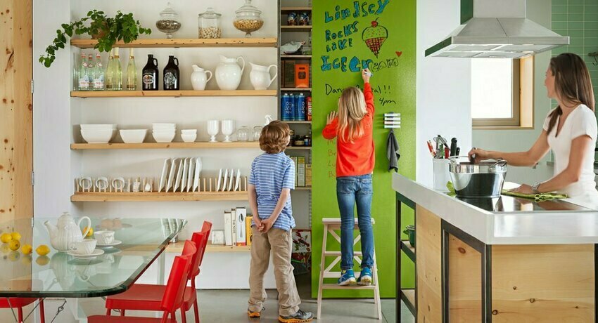 Na zidu škriljevca možete pisati, crtati i bilježiti Boja škriljevca za zidove: vesele note u modernom interijeru