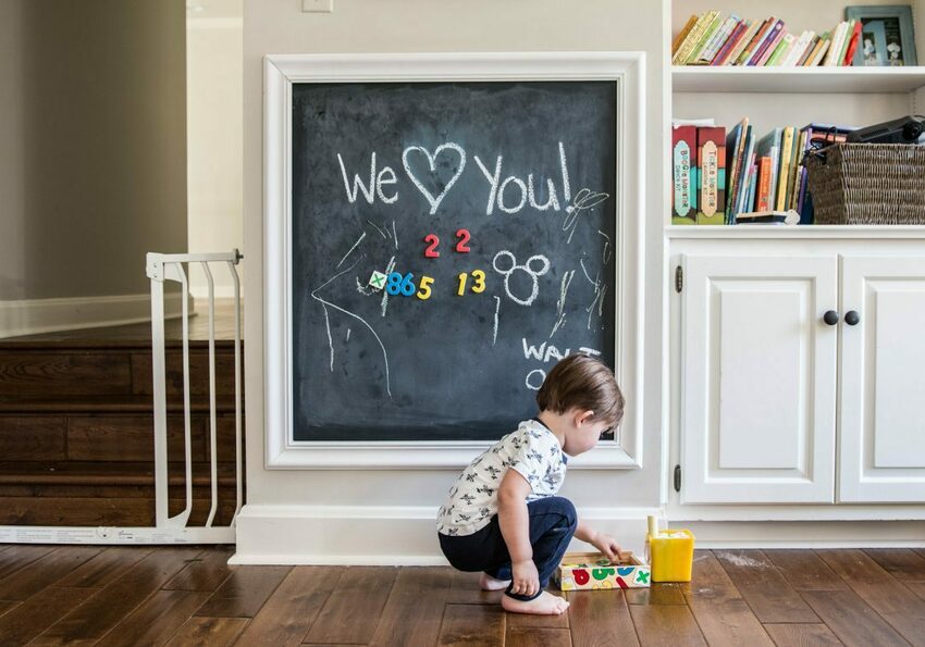 Dodavanjem magnetskog praha formulaciji boje stvara se magnetska površina na koju se mogu postaviti metalni predmeti Dodavanjem magnetskog praha formulaciji boje stvara se magnetska površina na koju se mogu postaviti metalni predmeti