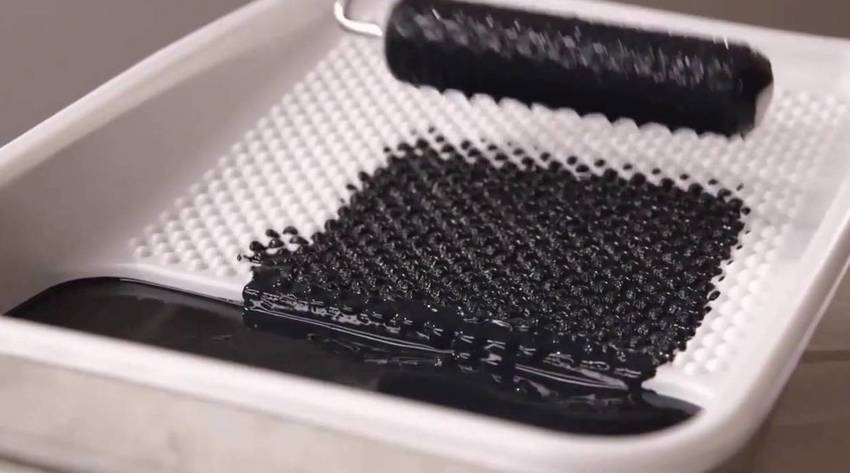 Grafitna boja se vrlo brzo stvrdne, pa je treba nanositi vrlo pažljivo Grafitna boja se vrlo brzo stvrdne, pa je treba nanositi vrlo pažljivo