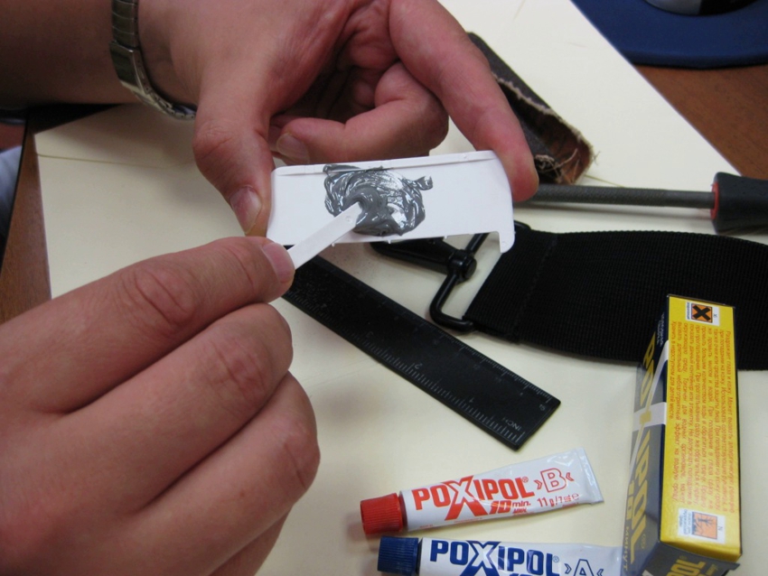 Các chất trong hai hộp chứa hàn lỏng được trộn kỹ cho đến khi mịn. Các chất trong hai hộp chứa hàn lỏng được trộn kỹ cho đến khi mịn.