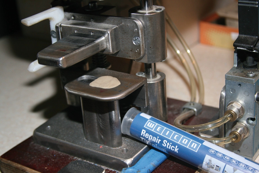 Hàn giống như nhựa phải được nhào kỹ bằng tay cho đến khi thu được một khối mềm. Hàn giống như nhựa phải được nhào kỹ bằng tay cho đến khi thu được một khối mềm.