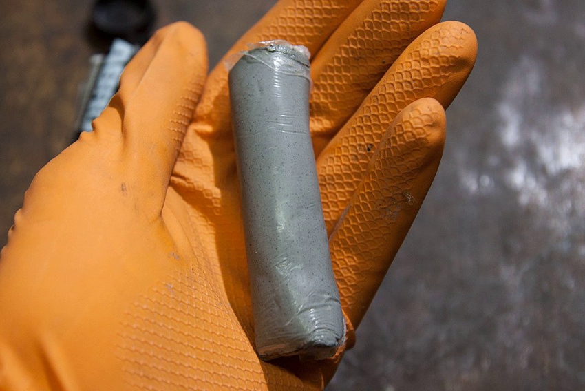 Cắt một đoạn có chiều dài cần thiết từ hình trụ đóng gói của con dấu 2 mảnh Cắt một đoạn có chiều dài cần thiết từ hình trụ đóng gói của con dấu 2 mảnh