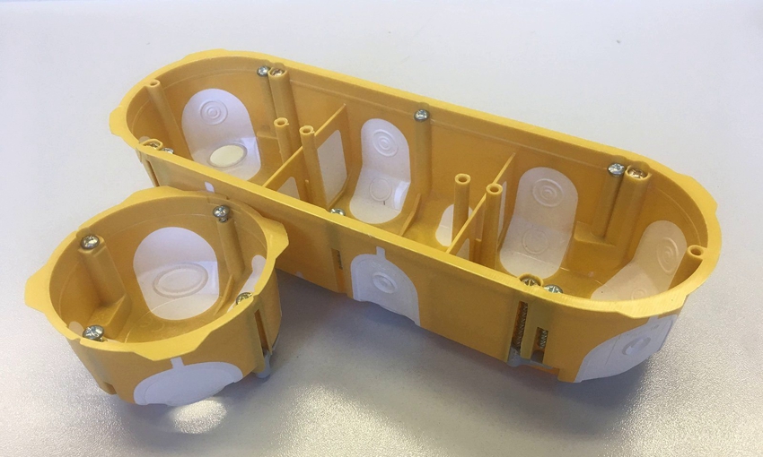 Til montering af flere udtag i træk anvendes aflange og sammensatte glasstrukturer Til montering af flere udtag i træk anvendes aflange og sammensatte glasstrukturer